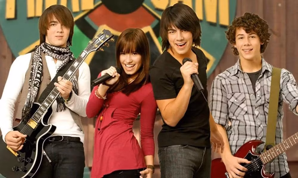 Demi Lovato đóng chính Camp Rock cùng Jonas Brothers. Demi Lovato đóng chính Camp Rock cùng Jonas Brothers.