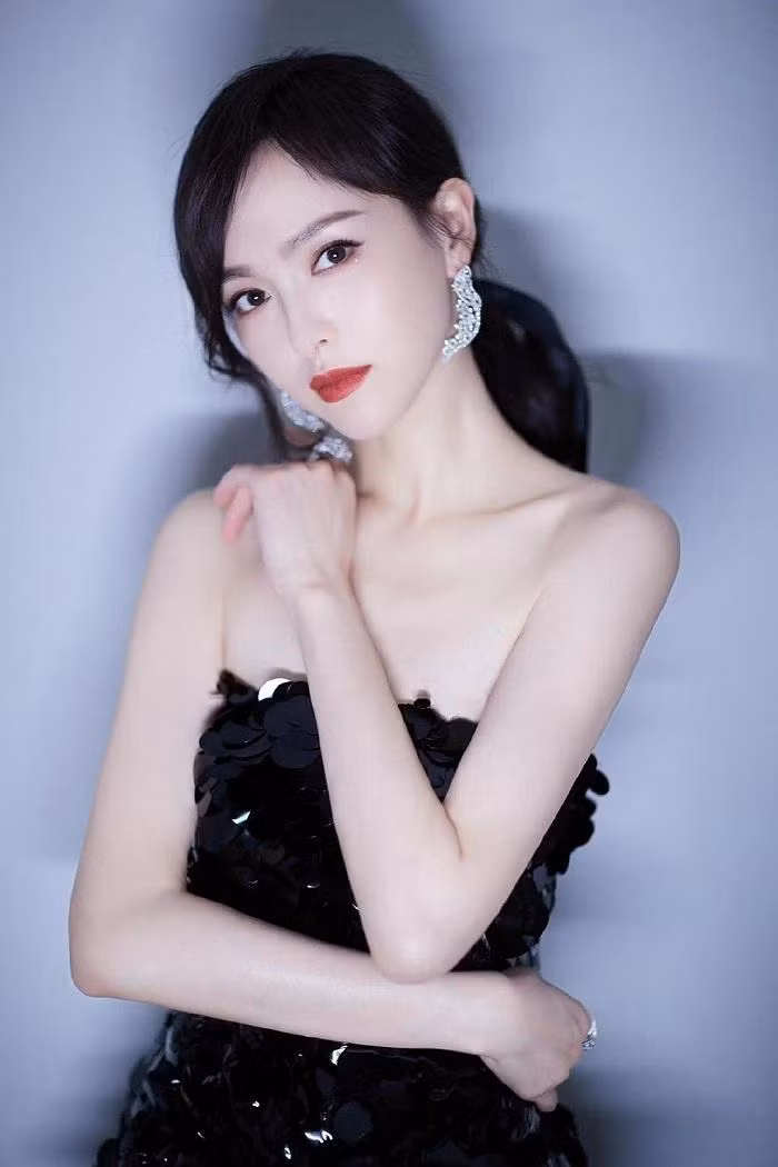 Đường Yên là một trong số những nghệ sĩ giải tán văn phòng đại diện.