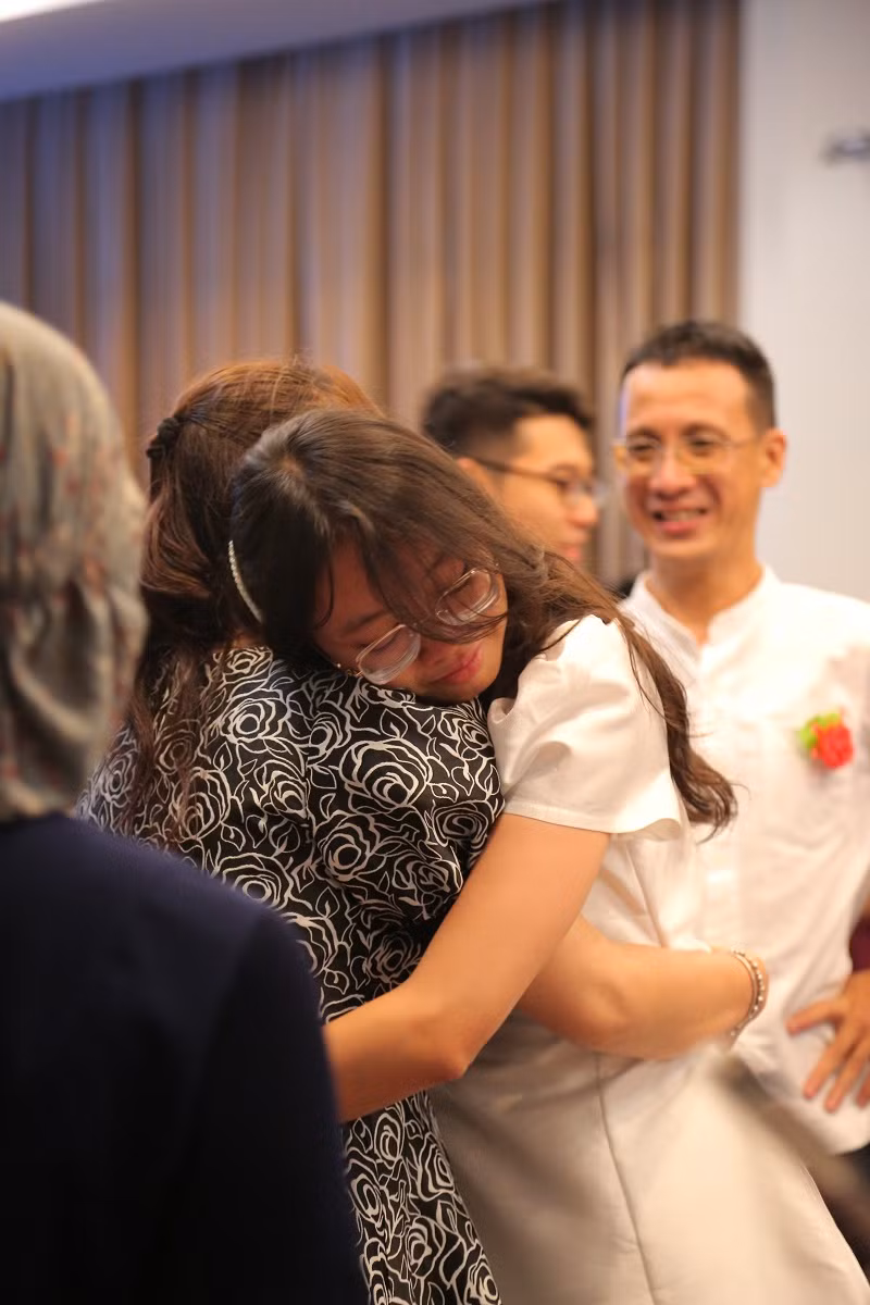Mỹ Tú ôm chầm lấy mẹ. Mỹ Tú ôm chầm lấy mẹ.