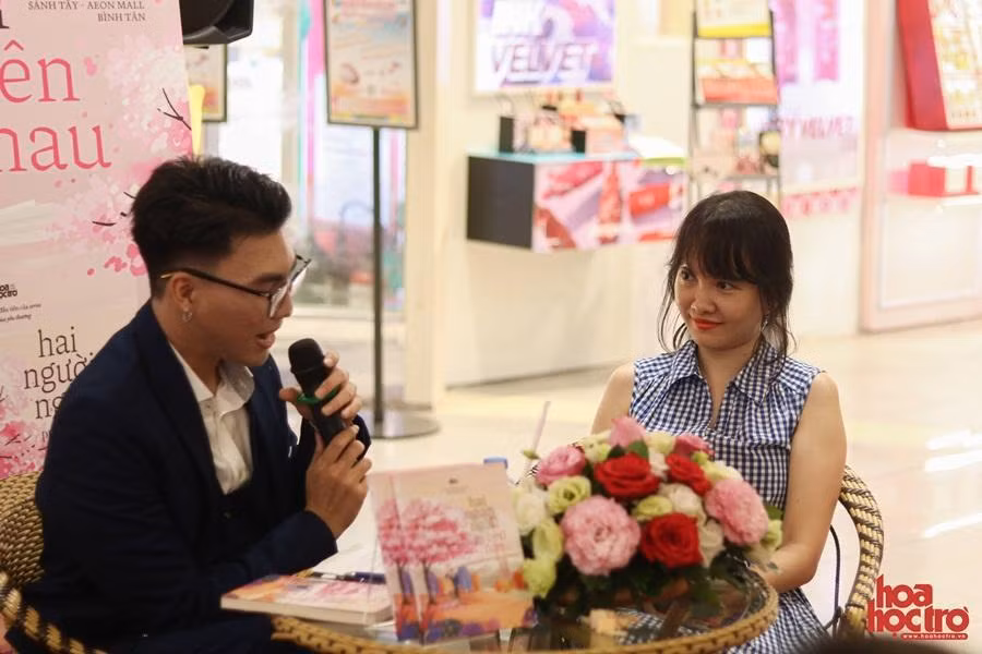 Ploy chia sẻ "hậu trường" sau cuốn sách và trò chuyện cùng độc giả.