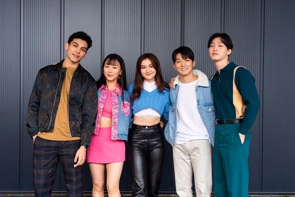 Dàn diễn viên chính của XO, Kitty. Kitty ở giữa (áo xanh). Dàn diễn viên chính của XO, Kitty. Kitty ở giữa (áo xanh).
