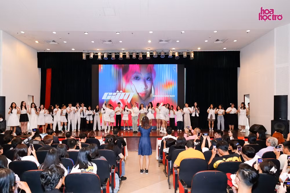 29 thí sinh cùng chào sân với ca sĩ Cầm.