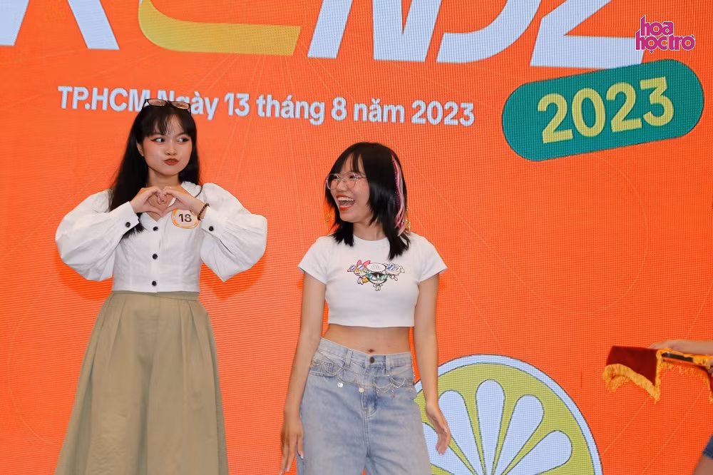 Lý Kim Thanh (trái) và Nguyễn Lê Tú Uyên (phải).
