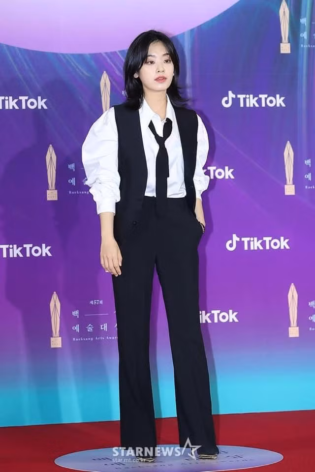 Lee Joo Young tỏa sáng trên thảm đỏ với trang phục kết hợp hai màu trắng - đen, được nhận xét là tổng thể thú vị, phá cách, không gây nhàm chán.