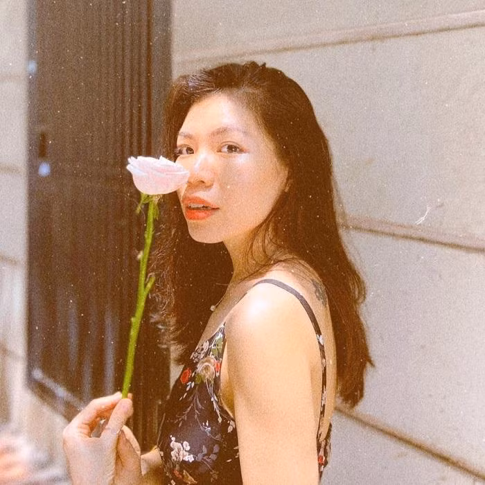 Thuở còn sinh viên, Lynh Miêu còn là bạn "nấu cháo điện thoại" của Fuyu, không hiểu hai cô gái chuyện đâu mà nói lắm thế, nói cả tiếng đồng hồ cơ.