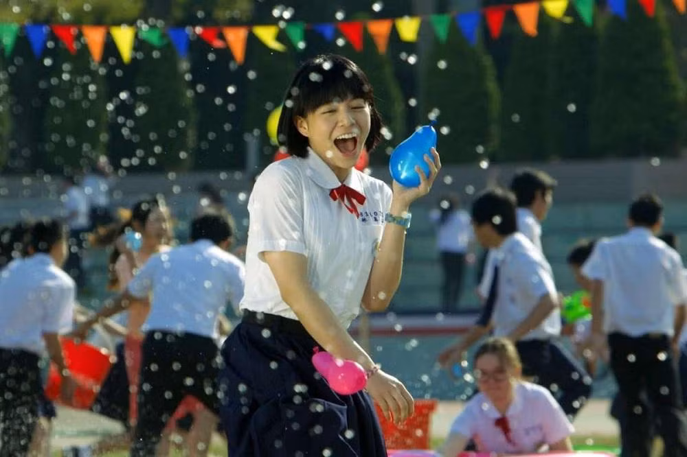 Tớ vẫn nhớ cậu, cô bạn cùng bàn năm ấy. (Minh họa: Phim "Thời Đại Thiếu Nữ Của Tôi") Tớ vẫn nhớ cậu, cô bạn cùng bàn năm ấy. (Minh họa: Phim "Thời Đại Thiếu Nữ Của Tôi")