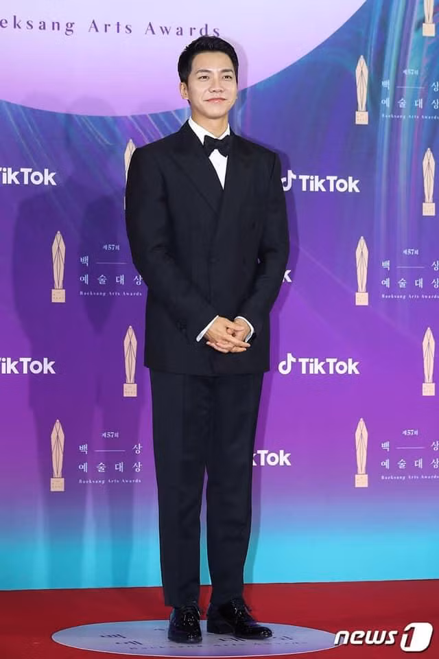 Lee Seung Gi gọn gàng và tươi tắn. Diễn xuất của Lee Seung Gi trong Mouse thực sự đột phá và xuất sắc, đã chinh phục rất nhiều những khán giả khó tính.