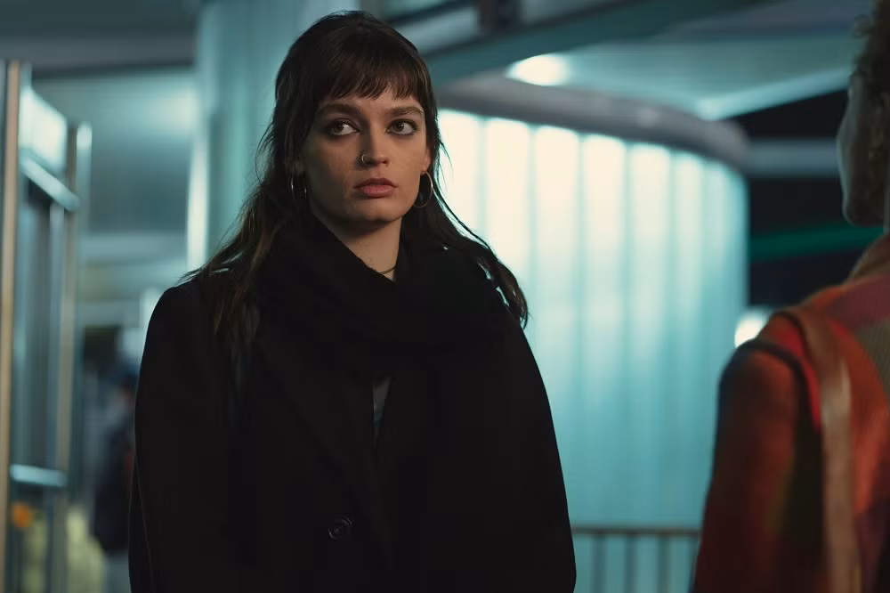 Emma Mackey vai Maeve.