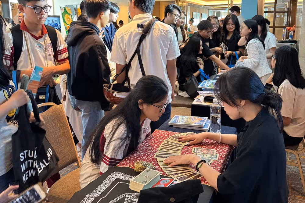 Bạn đọc còn được trải nghiệm xem trải bài Tarot từ gian hàng nhà Hoa. (Ảnh: Cá Mèo)