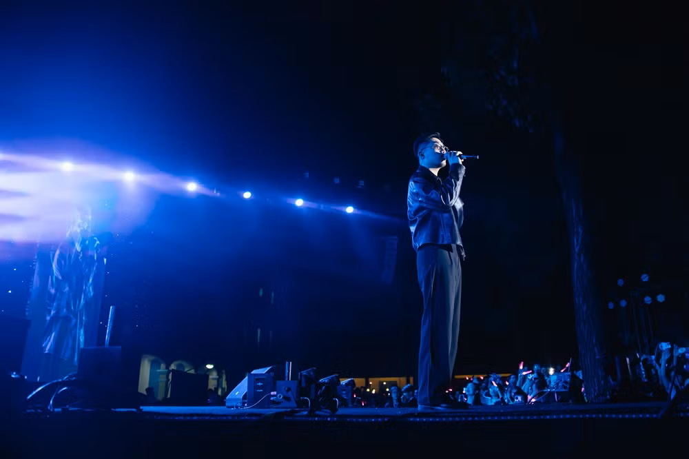 “Hoàng tử Indie” Vũ. xuất hiện khiến teen thổn thức với những bản nhạc giàu cảm xúc. (Ảnh: Thiên Ân)