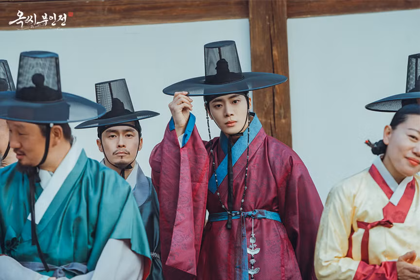 Người kể chuyện si tình Cheon Seung Hwi của Chuyện Nàng Ok.