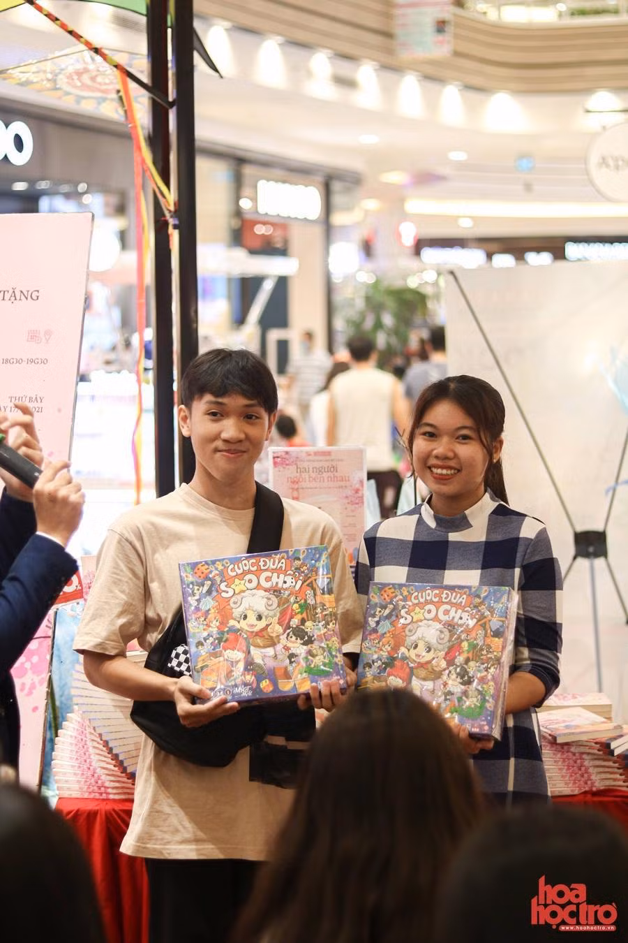 và bộ trò chơi Board Game "Cuộc đua sao chổi" giá trị.