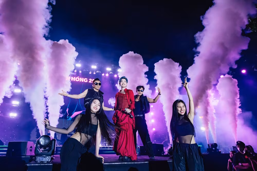 “Xà nữ” Pháp Kiều hòa giọng cùng 5.400 teen với ca khúc Hào Quang, Cung Tên Tình Yêu,... (Ảnh: Đức Thành)