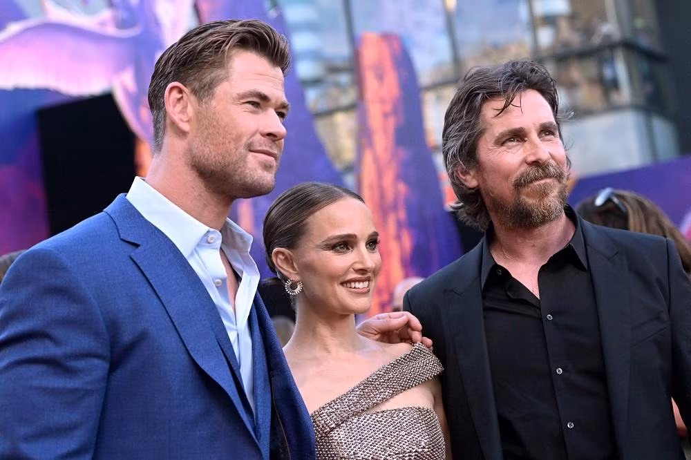 Chris Hemsworth, Natalie Portman và Christian Bale trong buổi ra mắt phim. Chris Hemsworth, Natalie Portman và Christian Bale trong buổi ra mắt phim.