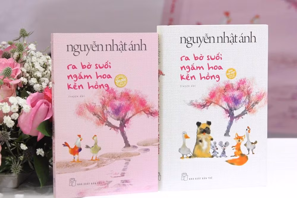 Sách có phiên bản bìa mềm (màu hồng) và bản đặc biệt bìa cứng (màu trắng).