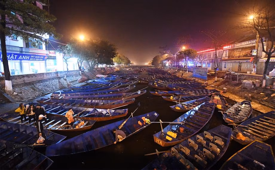 Bà con chùa Hương (Hà Nội) hướng thuyền về Thái Nguyên ngay trong đêm. Bà con chùa Hương (Hà Nội) hướng thuyền về Thái Nguyên ngay trong đêm.