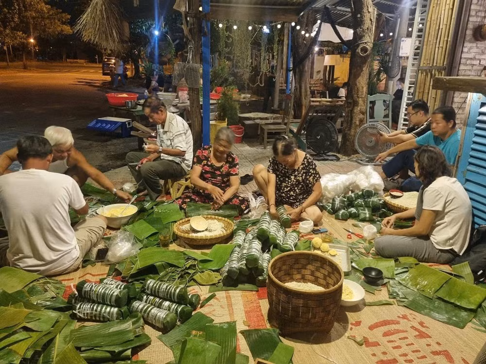 Người dân Đà Nẵng thức xuyên đêm gói bánh chưng gửi ra miền Bắc. Người dân Đà Nẵng thức xuyên đêm gói bánh chưng gửi ra miền Bắc.