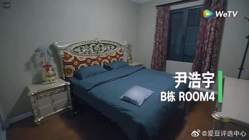 Phòng Patrick được ai trang trí mà "phèn" và "sến" quá thế này... Phòng Patrick được ai trang trí mà "phèn" và "sến" quá thế này...