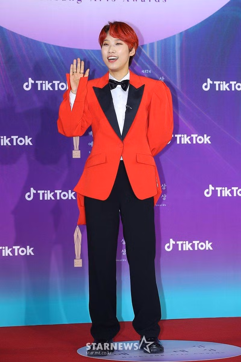 JaeJae "chơi trội" khi diện trang phục đỏ rực rỡ tông xuyệt tông với mái tóc giữa thảm đỏ "cờ vây" trắng - đen Baeksang 2021.