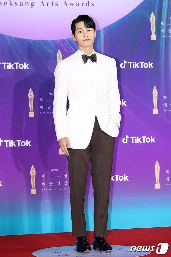 Song Joong Ki bảnh bao đẹp trai "xỉu ngang xỉu dọc", chẳng biết già là gì.