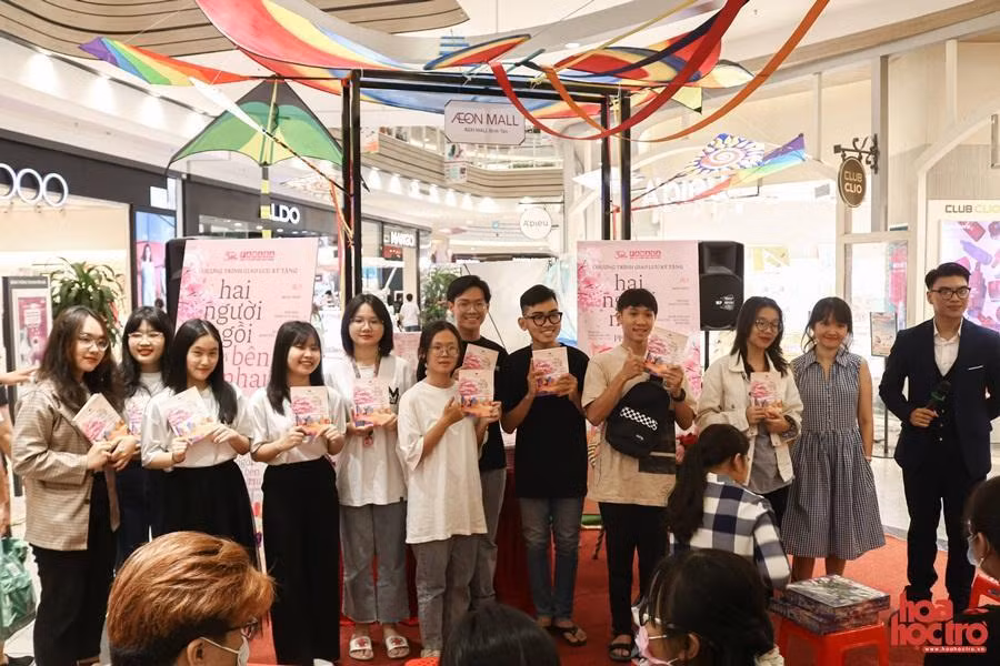 Đến tham gia buổi giao lưu, nhiều bạn đọc nhận được quà may mắn gồm sách...