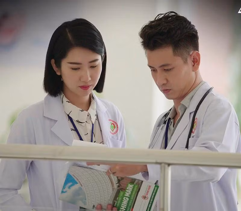 Châu cứng rắn bên ngoài, yếu đuối bên trong nên cô rơi vào tình yêu với người đã có vợ dù biết rằng đó là chuyện sai trái. Châu cứng rắn bên ngoài, yếu đuối bên trong nên cô rơi vào tình yêu với người đã có vợ dù biết rằng đó là chuyện sai trái.