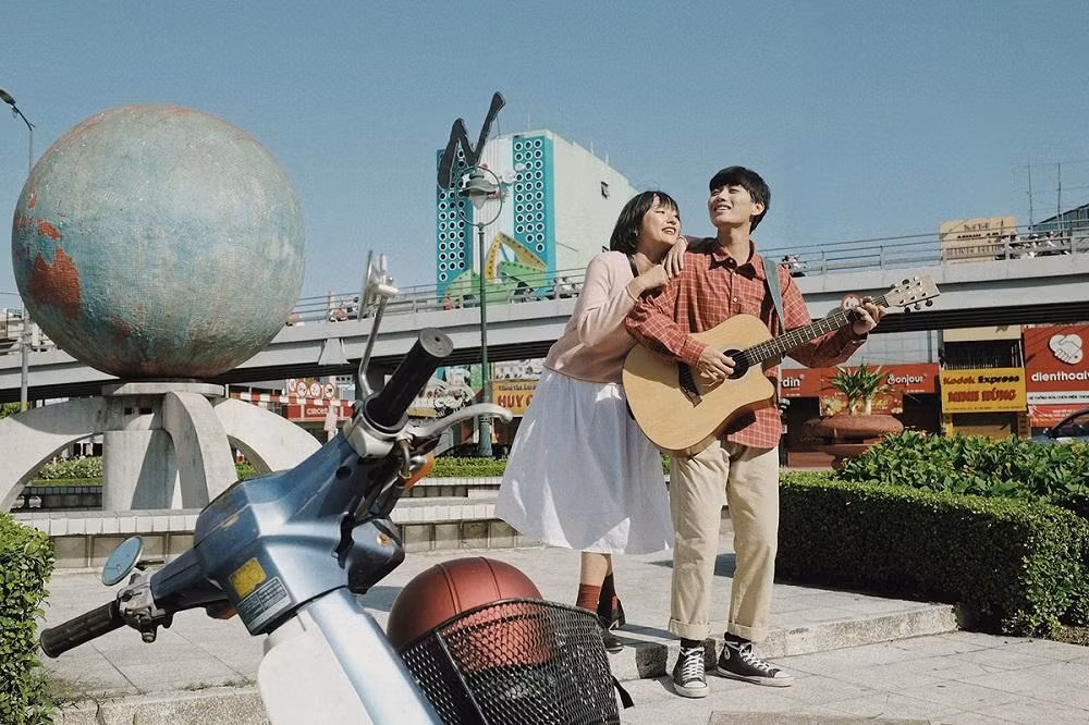 Mưa Sài Gòn vẫn lãng mạn, phiêu bồng với những ai biết yêu. (Minh họa: Phim Sài Gòn Trong Cơn Mưa)