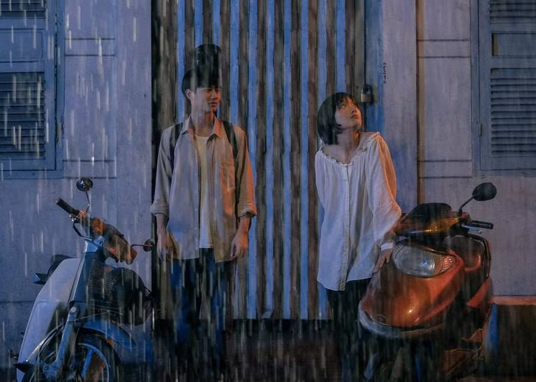 Người Sài Gòn sẽ sẵn sàng “tung tẩy” giữa mưa nắng kì khôi. (Minh họa: Phim Sài Gòn Trong Cơn Mưa)