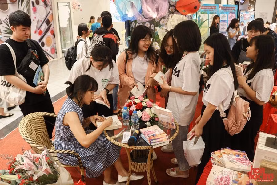 Nhiều bạn đọc không ngại thời tiết Sài Gòn mưa gió đến xin chữ ký tác giả Ploy.