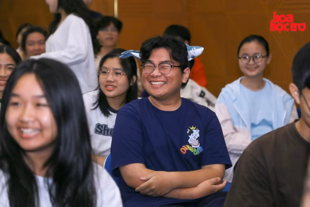 Các bạn thí sinh Thử Thách Kim Cương hào hứng trước các chia sẻ thú vị của TikToker Roomie Study - Thục Phương.
