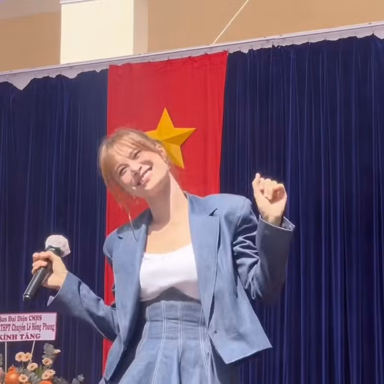 Đông Nhi hát vang Nhất Quỷ Nhì Ma. (Ảnh: Hồng Hạnh)