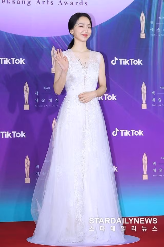 "Chàng Hậu" Shin Hye Sun như nàng công chúa trong chiếc đầm trắng.
