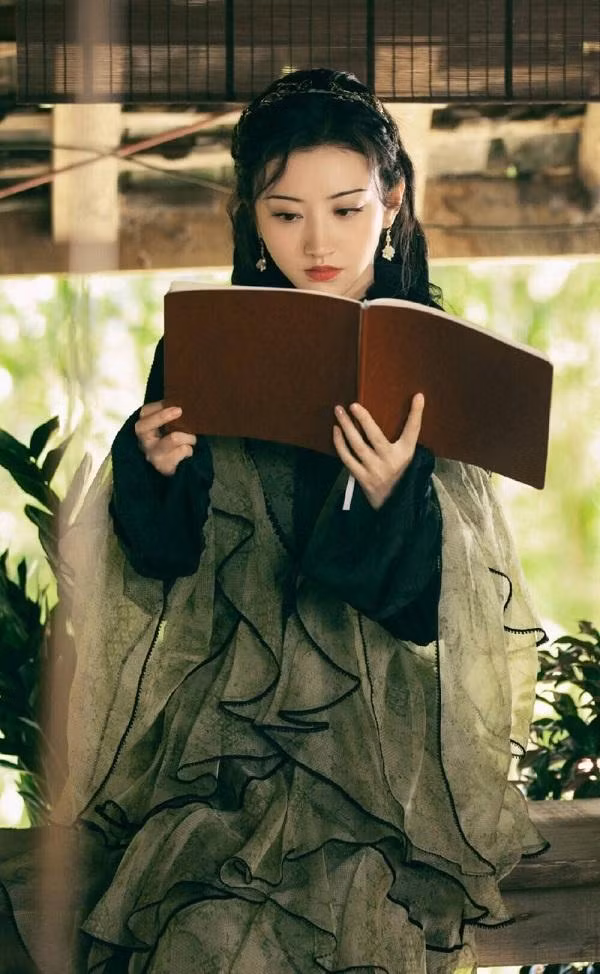Tính cách "công chúa", lại còn lạnh lùng. Tính cách "công chúa", lại còn lạnh lùng.