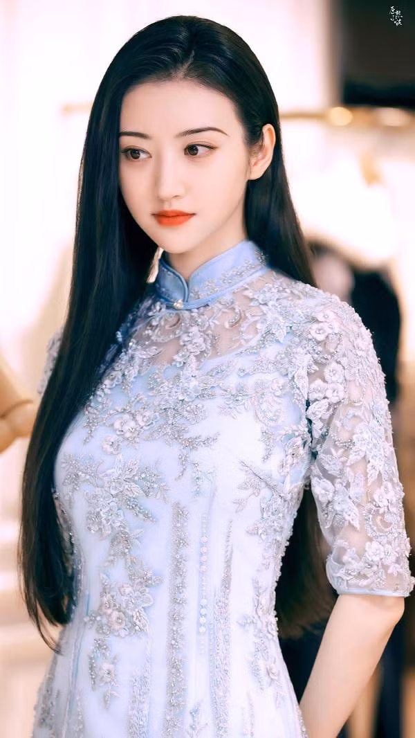 Mỗi ngày thay một bộ trang phục. Mỗi ngày thay một bộ trang phục.