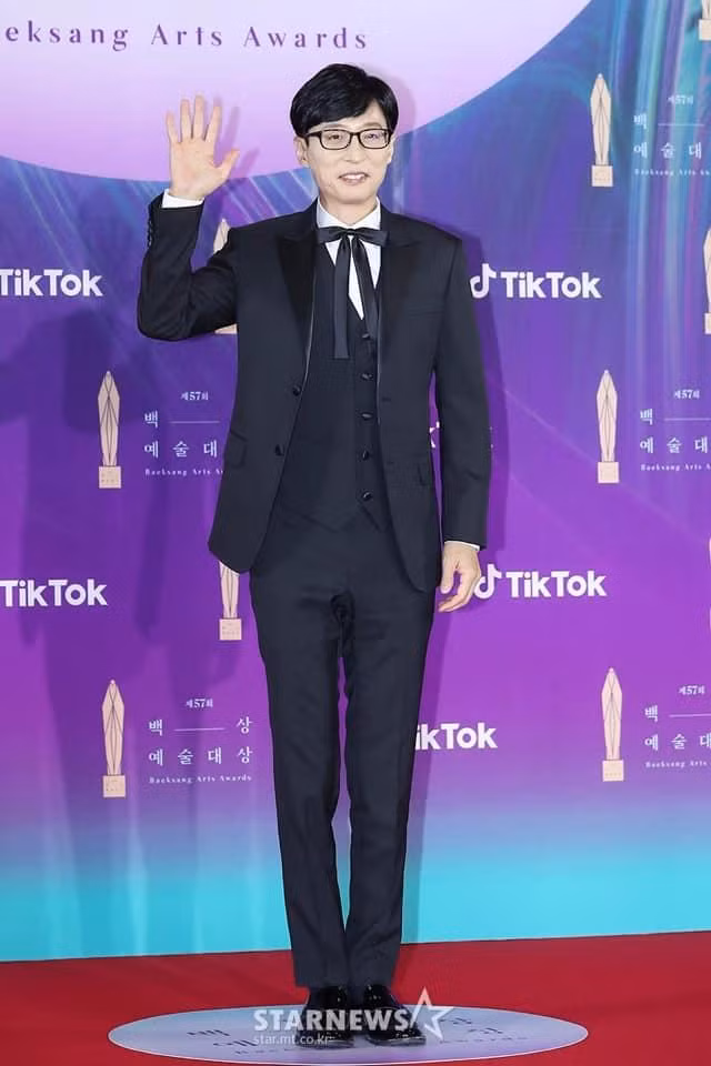Yoo Jae Suk gây ấn tượng với chiếc nơ phá cách.
