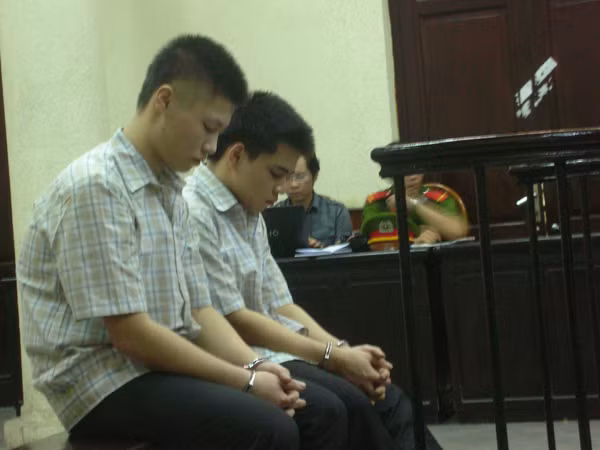 Tùng (trái) và đồng phạm trong phiên tòa. Ảnh: BT