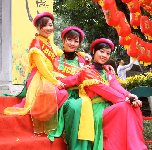 Làm duyên bên dàn đèn lồng nơi Khuê Văn Các