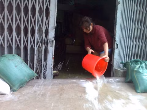 Người dân phường Tân Phú bơm và tát nước liên tục trong nhiều giờ để chống cơn triều cường.