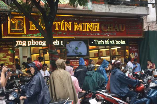 Chen chân dưới mưa đi mua vàng