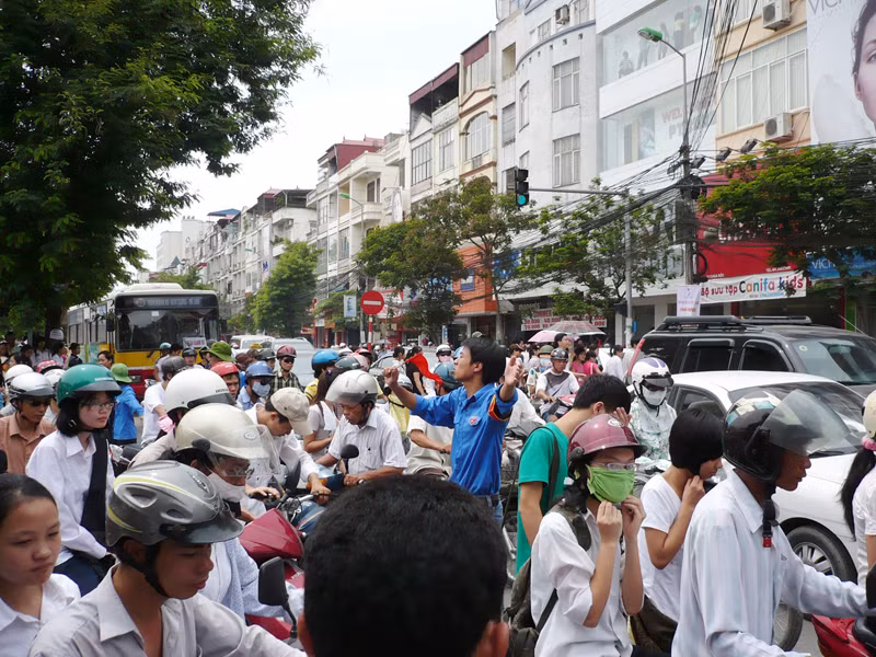 Cùng với học sinh, việc đổi giờ khiến hàng vạn phụ huynh từ hôm nay phải ra đường từ 6h. Ảnh: P.V