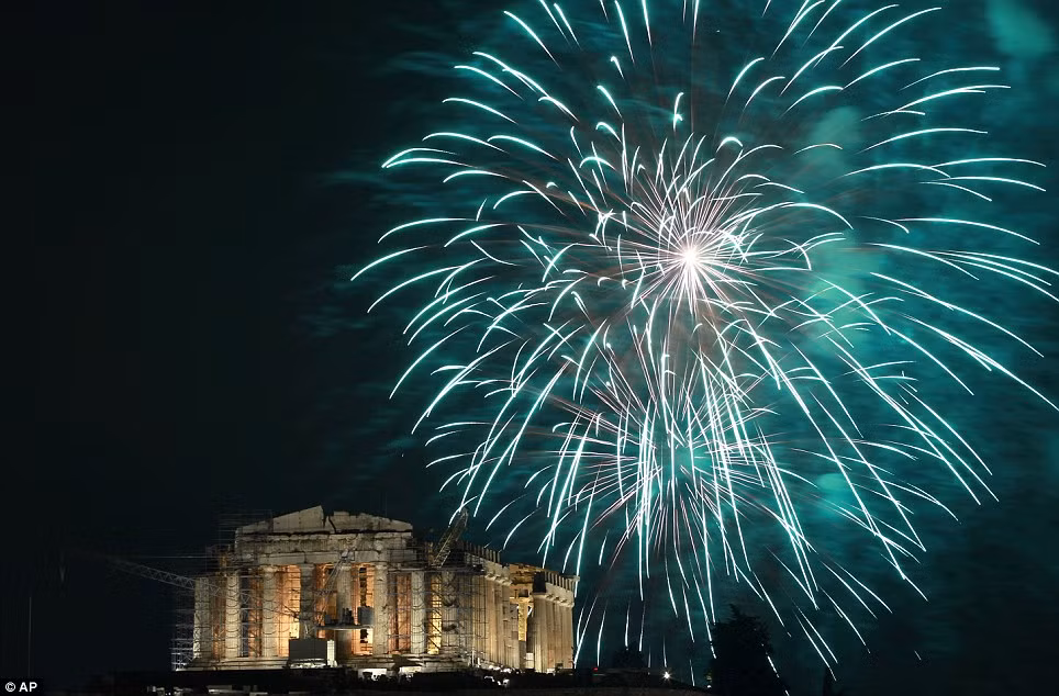 Thủ đô Athens, Hy Lạp tưng bừng đón năm mới 2013 khi màn pháo hoa tuyệt đẹp tung lên