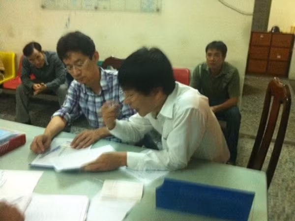 Ông Hirako (áo màu) và phiên dịch đang khai báo sự việc tại Công an phường 7 – Q.3, TP.HCM (ảnh: N.D) 
