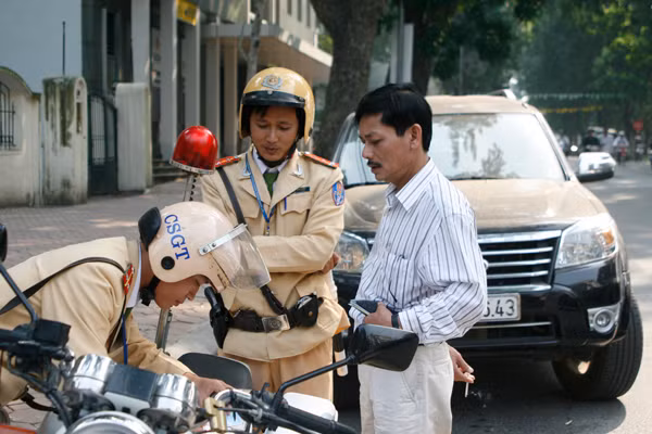 Đối với trường hợp điều khiển ô tô, không tính nhiều hay ít, cứ sử dụng bia, rượu là xử phạt 