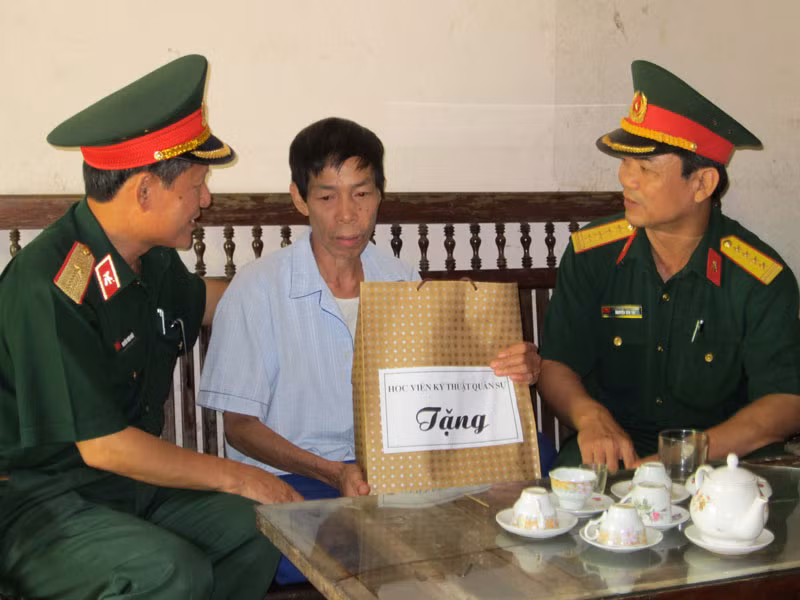 Thăm và tặng quà thương binh Đinh Công Quy
