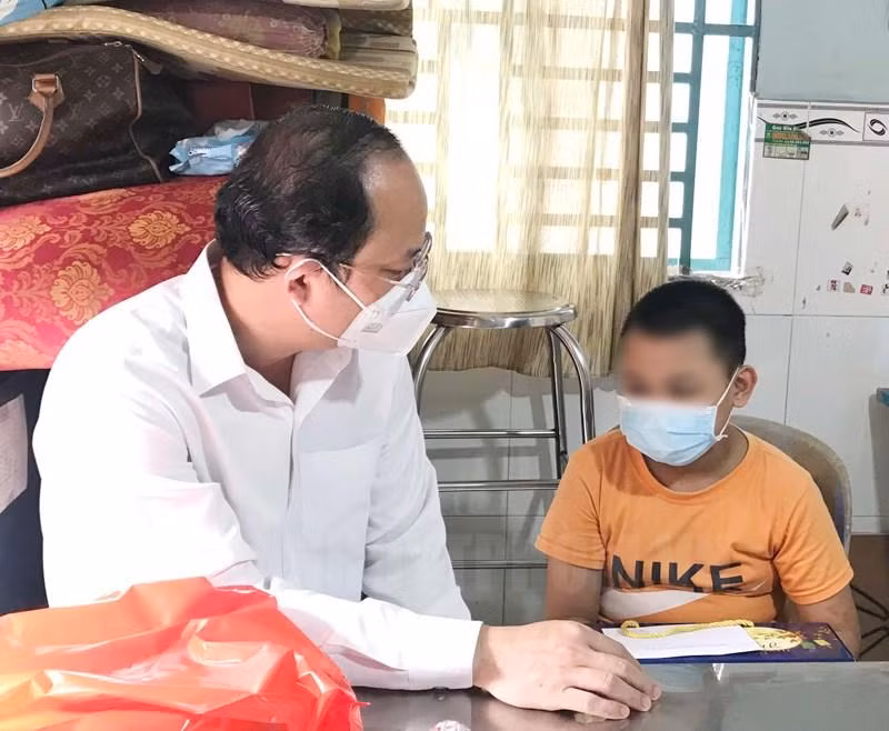 Phó Bí thư Thành ủy Nguyễn Hồ Hải thăm hỏi, tặng quà cho cháu T.B.B.M. Ảnh: Thành ủy TPHCM Phó Bí thư Thành ủy Nguyễn Hồ Hải thăm hỏi, tặng quà cho cháu T.B.B.M. Ảnh: Thành ủy TPHCM