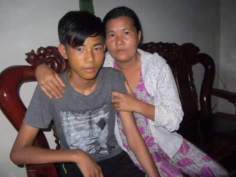 Thuyền viên Hoàng Tuấn Hùng và mẹ 