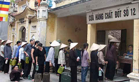 Cảnh xếp hàng chờ đến lượt mua chất đốt