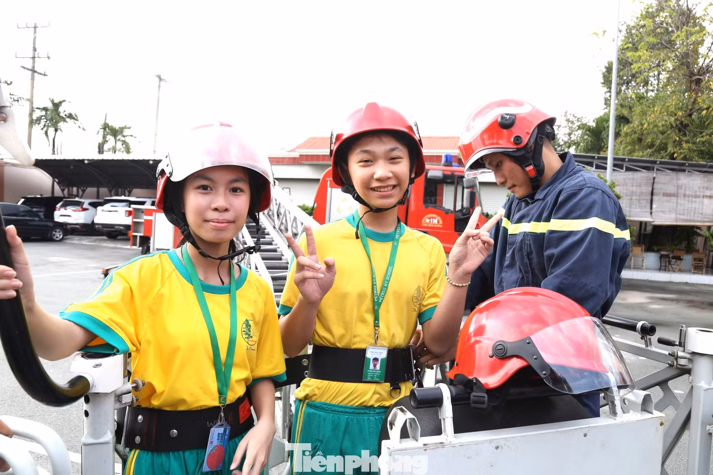 Các em học sinh thực hành các kỹ năng thoát nạn, thoát hiểm khi có sự cố cháy xảy ra như: Di chuyển thoát nạn trong môi trường có khí độc; các động tác di chuyển người bị nạn cơ bản nhất, cách bảo vệ người và đường hô hấp trong quá trình thoát nạn. Các em học sinh thực hành các kỹ năng thoát nạn, thoát hiểm khi có sự cố cháy xảy ra như: Di chuyển thoát nạn trong môi trường có khí độc; các động tác di chuyển người bị nạn cơ bản nhất, cách bảo vệ người và đường hô hấp trong quá trình thoát nạn.