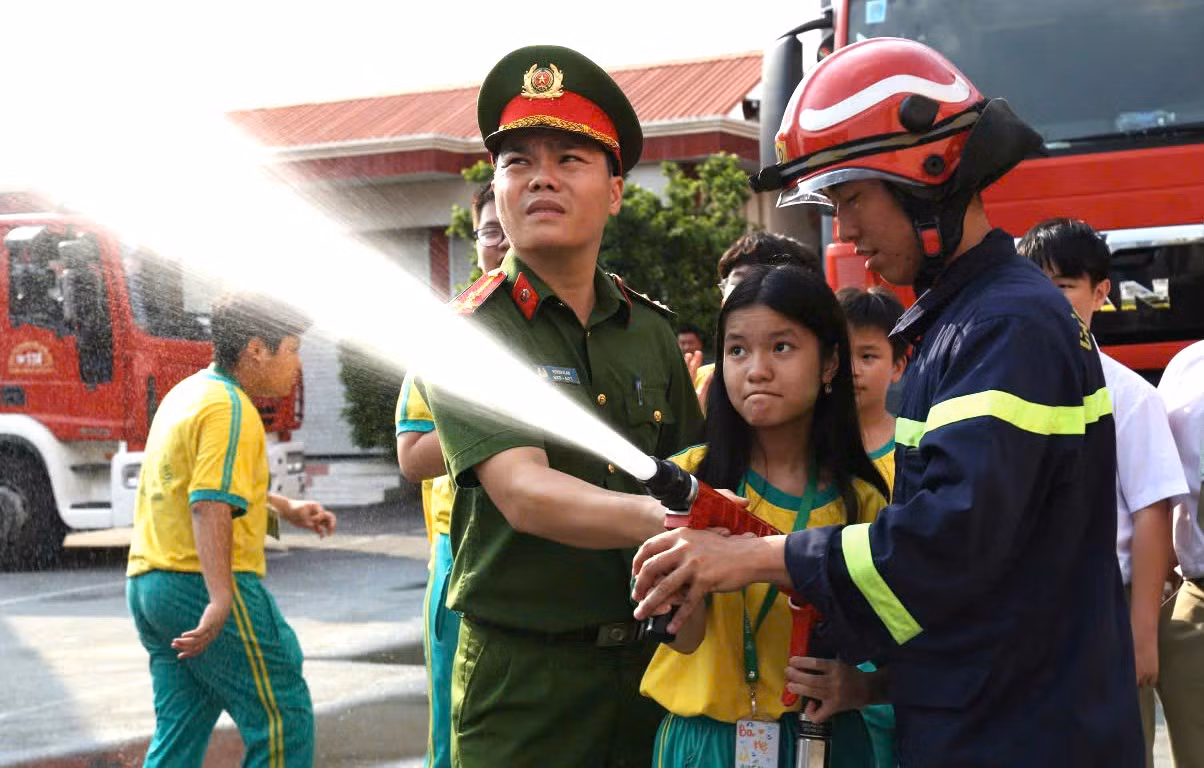 Ngày 17/11, anh Đậu Văn Huấn, Bí thư Đoàn Thanh niên Phòng Cảnh sát phòng cháy chữa cháy và cứu nạn cứu hộ Công an tỉnh Bình Dương cho biết, đơn vị phối hợp cùng Hội Phụ nữ, công đoàn tổ chức chương trình trải nghiệm thực tế cho các em học sinh trên địa bàn tỉnh.