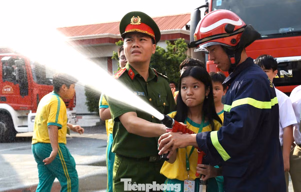 Ngày 17/11, anh Đậu Văn Huấn, Bí thư Đoàn Thanh niên Phòng Cảnh sát phòng cháy chữa cháy và cứu nạn cứu hộ Công an tỉnh Bình Dương cho biết, đơn vị phối hợp cùng Hội Phụ nữ, công đoàn tổ chức chương trình trải nghiệm thực tế cho các em học sinh trên địa bàn tỉnh. Ngày 17/11, anh Đậu Văn Huấn, Bí thư Đoàn Thanh niên Phòng Cảnh sát phòng cháy chữa cháy và cứu nạn cứu hộ Công an tỉnh Bình Dương cho biết, đơn vị phối hợp cùng Hội Phụ nữ, công đoàn tổ chức chương trình trải nghiệm thực tế cho các em học sinh trên địa bàn tỉnh.